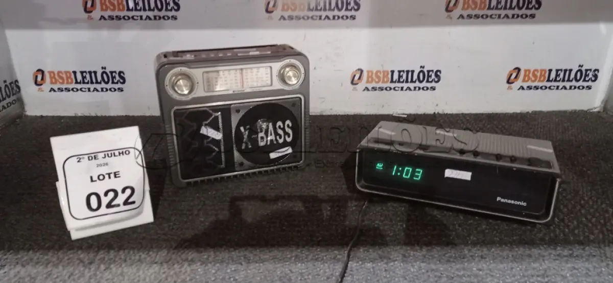 LOTE 022 - 01 RÁDIO PORTÁTIL MODELO ANTIGO E 01 RÁDIO/RELÓGIO MARCA PANASONIC. (NO ESTADO) ATENÇÃO! FAZER A VISITAÇÃO ANTES DE ARREMATAR, NÃO SABEMOS SE FUNCIONA, LEILÃO NÃO TEM GARANTIA E NEM DEVOLUÇÃO, SUJEITO A POSSÍVEIS AVARIAS VISÍVEIS/OCULTAS E/OU AUSÊNCIA DE COMPONENTES.
