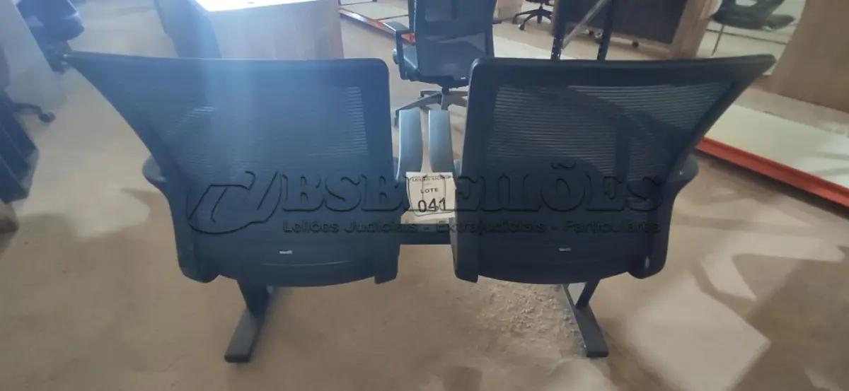 LOTE 041 - 01 LONGARINA MARELLI NA COR PRETA COM ENCOSTO DE TELA. (NO ESTADO) ATENÇÃO! FAZER A VISITAÇÃO ANTES DE ARREMATAR, NÃO SABEMOS SE FUNCIONA, LEILÃO NÃO TEM GARANTIA E NEM DEVOLUÇÃO, SUJEITO A POSSÍVEIS AVARIAS VISÍVEIS/OCULTAS E/OU AUSÊNCIA DE COMPONENTES.