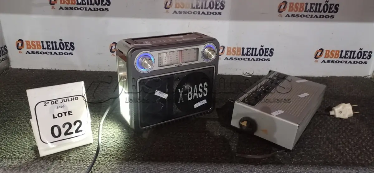 LOTE 022 - 01 RÁDIO PORTÁTIL MODELO ANTIGO E 01 RÁDIO/RELÓGIO MARCA PANASONIC. (NO ESTADO) ATENÇÃO! FAZER A VISITAÇÃO ANTES DE ARREMATAR, NÃO SABEMOS SE FUNCIONA, LEILÃO NÃO TEM GARANTIA E NEM DEVOLUÇÃO, SUJEITO A POSSÍVEIS AVARIAS VISÍVEIS/OCULTAS E/OU AUSÊNCIA DE COMPONENTES.