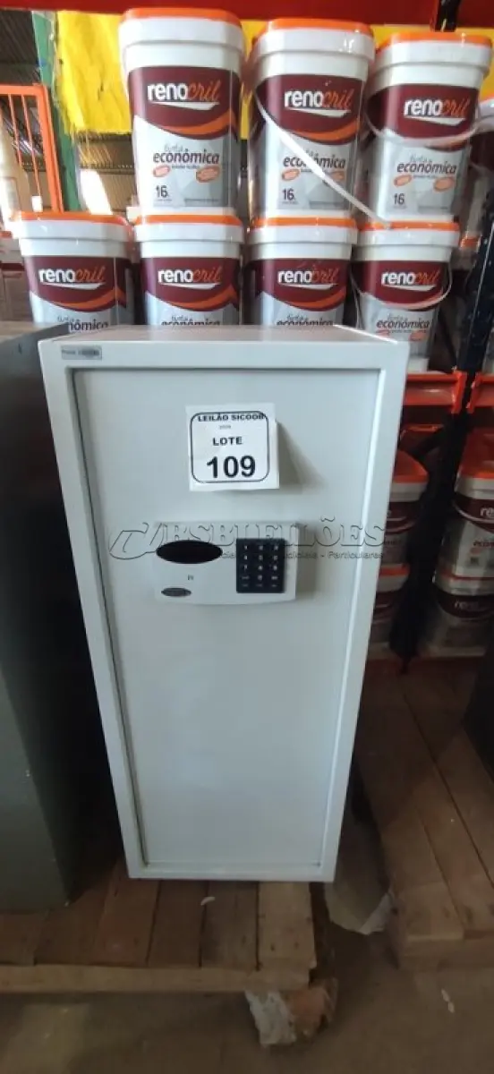 LOTE 109 - 01 COFRE DE AÇO COM FECHADURA DIGITAL. (NO ESTADO) ATENÇÃO! FAZER A VISITAÇÃO ANTES DE ARREMATAR, NÃO SABEMOS SE FUNCIONA, LEILÃO NÃO TEM GARANTIA E NEM DEVOLUÇÃO, SUJEITO A POSSÍVEIS AVARIAS VISÍVEIS/OCULTAS E/OU AUSÊNCIA DE COMPONENTES.