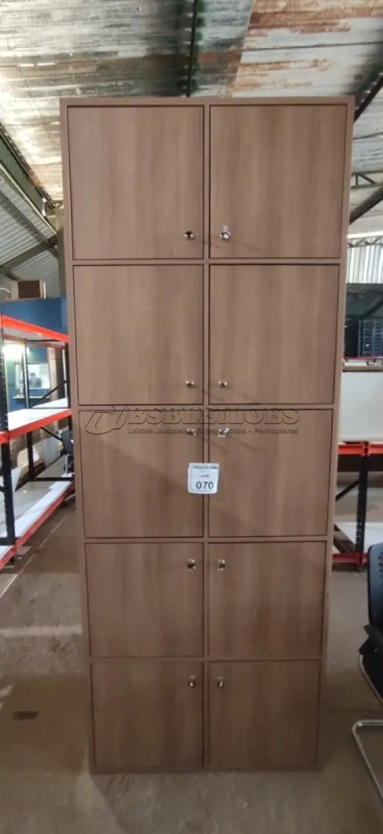 LOTE 070 - 01 ARMÁRIO EM MADEIRA COM 10 PORTAS. (NO ESTADO) ATENÇÃO! FAZER A VISITAÇÃO ANTES DE ARREMATAR, NÃO SABEMOS SE FUNCIONA, LEILÃO NÃO TEM GARANTIA E NEM DEVOLUÇÃO, SUJEITO A POSSÍVEIS AVARIAS VISÍVEIS/OCULTAS E/OU AUSÊNCIA DE COMPONENTES.