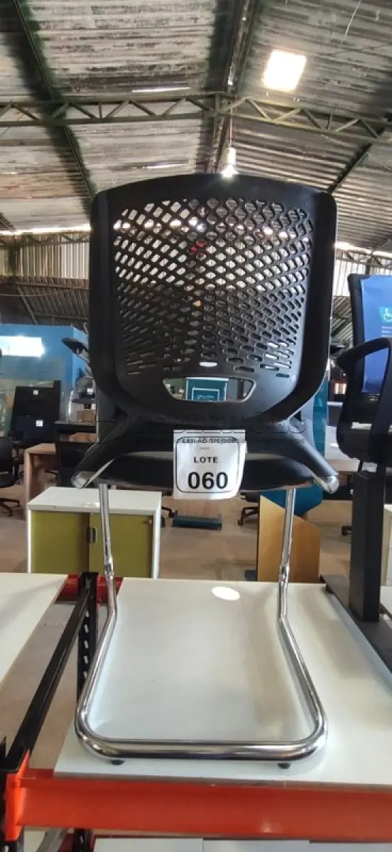 LOTE 060 - 01 CADEIRA PLAX METAL EXECUTIVA FIXA ESTRUTURA CROMADA. (NO ESTADO) ATENÇÃO! FAZER A VISITAÇÃO ANTES DE ARREMATAR, NÃO SABEMOS SE FUNCIONA, LEILÃO NÃO TEM GARANTIA E NEM DEVOLUÇÃO, SUJEITO A POSSÍVEIS AVARIAS VISÍVEIS/OCULTAS E/OU AUSÊNCIA DE COMPONENTES.