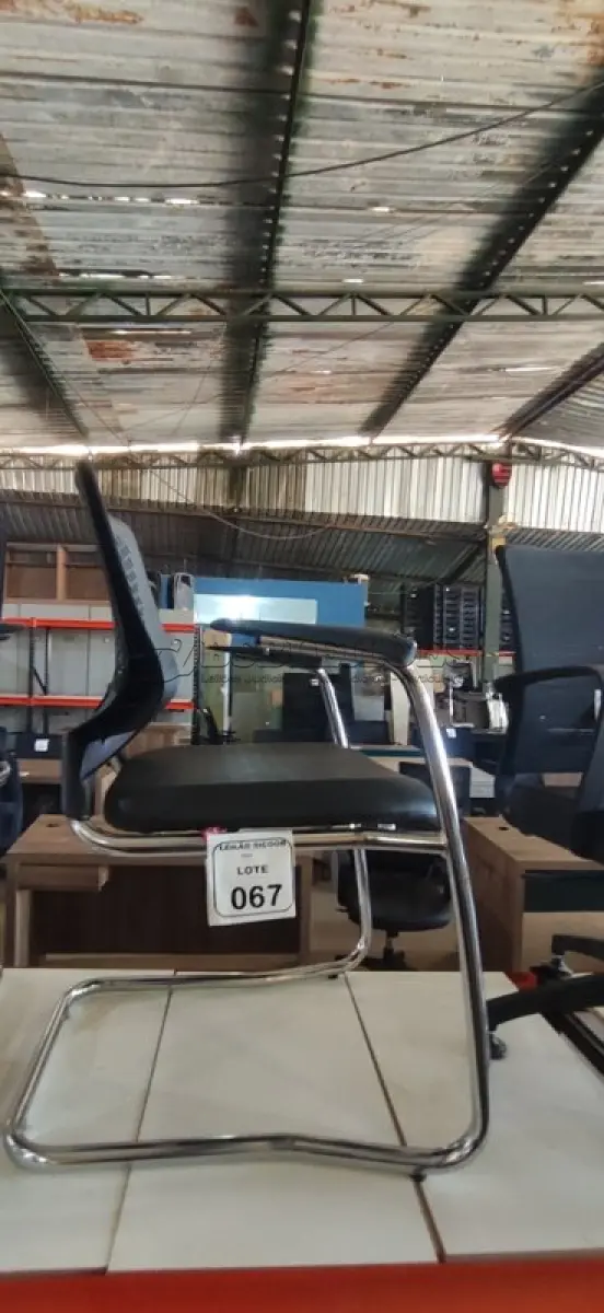 LOTE 067 - 01 CADEIRA PLAX METAL EXECUTIVA FIXA ESTRUTURA CROMADA. (NO ESTADO) ATENÇÃO! FAZER A VISITAÇÃO ANTES DE ARREMATAR, NÃO SABEMOS SE FUNCIONA, LEILÃO NÃO TEM GARANTIA E NEM DEVOLUÇÃO, SUJEITO A POSSÍVEIS AVARIAS VISÍVEIS/OCULTAS E/OU AUSÊNCIA DE COMPONENTES.