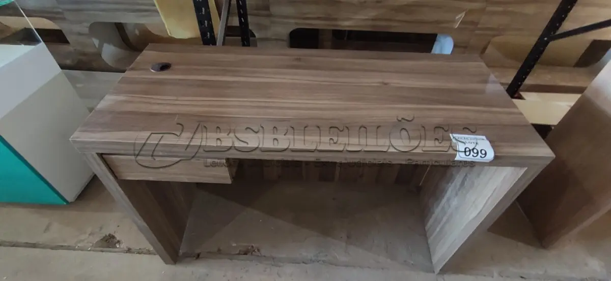 LOTE 099 - 01 MESA EM MADEIRA PARA ESCRITÓRIO COM GAVETA. (NO ESTADO) ATENÇÃO! FAZER A VISITAÇÃO ANTES DE ARREMATAR, NÃO SABEMOS SE FUNCIONA, LEILÃO NÃO TEM GARANTIA E NEM DEVOLUÇÃO, SUJEITO A POSSÍVEIS AVARIAS VISÍVEIS/OCULTAS E/OU AUSÊNCIA DE COMPONENTES.