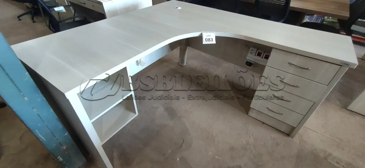 LOTE 083 - 01 MESA EM MADEIRA EM L COM 04 GAVETAS. (NO ESTADO) ATENÇÃO! FAZER A VISITAÇÃO ANTES DE ARREMATAR, NÃO SABEMOS SE FUNCIONA, LEILÃO NÃO TEM GARANTIA E NEM DEVOLUÇÃO, SUJEITO A POSSÍVEIS AVARIAS VISÍVEIS/OCULTAS E/OU AUSÊNCIA DE COMPONENTES.