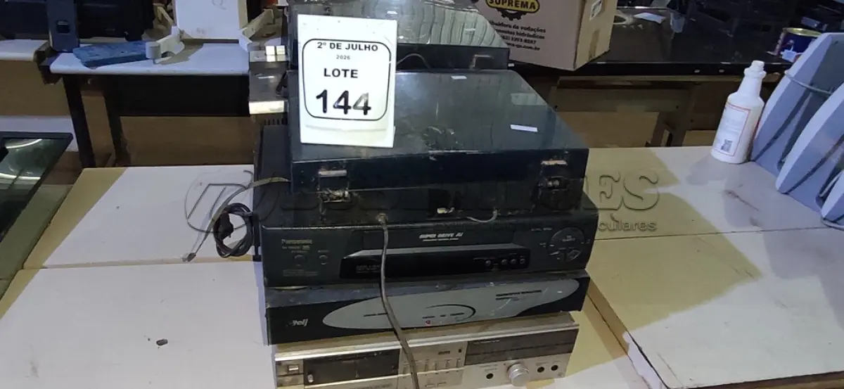 LOTE 144 - 02 TOCA VINIL, 01 TRANSCEPTOR MONOCROMÁTICO, 01 APARELHO DE VÍDEO CASSETE E VÁRIOS APARELHOS DE ÁUDIO DE MODELOS ANTIGOS DIVERSOS. (NO ESTADO) ATENÇÃO! FAZER A VISITAÇÃO ANTES DE ARREMATAR, NÃO SABEMOS SE FUNCIONA, LEILÃO NÃO TEM GARANTIA E NEM DEVOLUÇÃO, SUJEITO A POSSÍVEIS AVARIAS VISÍVEIS/OCULTAS E/OU AUSÊNCIA DE COMPONENTES.