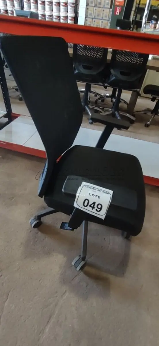 LOTE 049 - 01 CADEIRA PARA ESCRITÓRIO GIRATÓRIA ERGONÔMICA MARELLI COM ENCOSTO EM TELA MESH PRETA. (NO ESTADO) ATENÇÃO! FAZER A VISITAÇÃO ANTES DE ARREMATAR, NÃO SABEMOS SE FUNCIONA, LEILÃO NÃO TEM GARANTIA E NEM DEVOLUÇÃO, SUJEITO A POSSÍVEIS AVARIAS VISÍVEIS/OCULTAS E/OU AUSÊNCIA DE COMPONENTES.