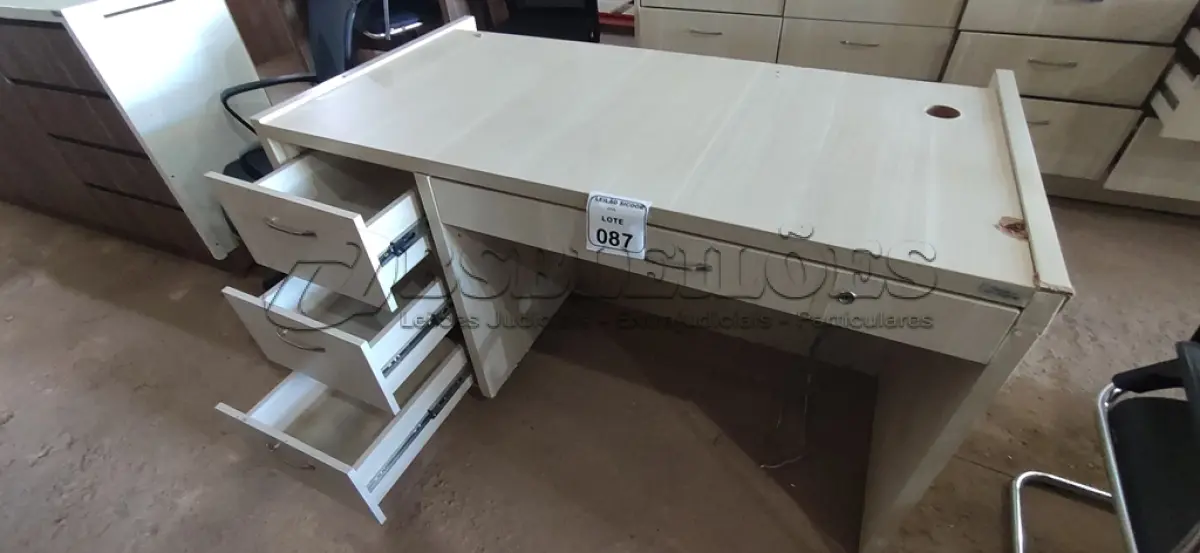 LOTE 087 - 01 MESA EM MADEIRA PARA ESCRITÓRIO/ CAIXA COM 04 GAVETAS. (NO ESTADO) ATENÇÃO! FAZER A VISITAÇÃO ANTES DE ARREMATAR, NÃO SABEMOS SE FUNCIONA, LEILÃO NÃO TEM GARANTIA E NEM DEVOLUÇÃO, SUJEITO A POSSÍVEIS AVARIAS VISÍVEIS/OCULTAS E/OU AUSÊNCIA DE COMPONENTES.