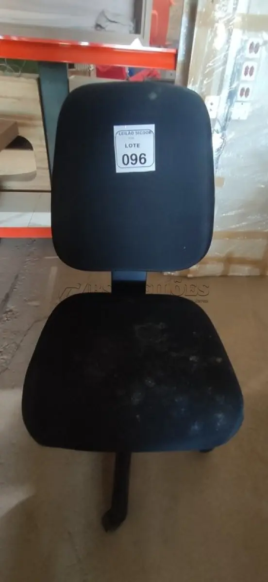 LOTE 096 - 01 CADEIRA GIRATÓRIA PARA ESCRITÓRIO. (NO ESTADO) ATENÇÃO! FAZER A VISITAÇÃO ANTES DE ARREMATAR, NÃO SABEMOS SE FUNCIONA, LEILÃO NÃO TEM GARANTIA E NEM DEVOLUÇÃO, SUJEITO A POSSÍVEIS AVARIAS VISÍVEIS/OCULTAS E/OU AUSÊNCIA DE COMPONENTES.
