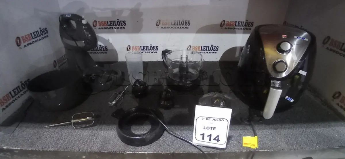 LOTE 114 - 01 AIR FRYER, 01 ESPREMEDOR DE FRUTAS E 01 BATEDEIRA MARCA MONDIAL. (NO ESTADO) ATENÇÃO! FAZER A VISITAÇÃO ANTES DE ARREMATAR, NÃO SABEMOS SE FUNCIONA, LEILÃO NÃO TEM GARANTIA E NEM DEVOLUÇÃO, SUJEITO A POSSÍVEIS AVARIAS VISÍVEIS/OCULTAS E/OU AUSÊNCIA DE COMPONENTES.