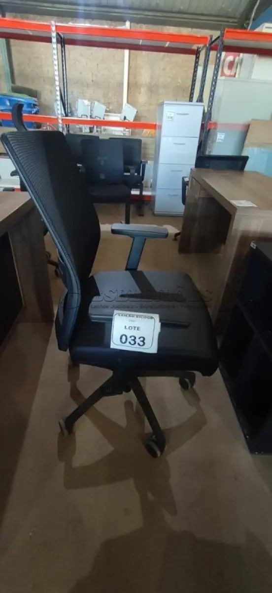 LOTE 033 - 01 CADEIRA PARA ESCRITÓRIO GIRATÓRIA ERGONÔMICA MARELLI COM ENCOSTO EM TELA MESH PRETA. (NO ESTADO) ATENÇÃO! FAZER A VISITAÇÃO ANTES DE ARREMATAR, NÃO SABEMOS SE FUNCIONA, LEILÃO NÃO TEM GARANTIA E NEM DEVOLUÇÃO, SUJEITO A POSSÍVEIS AVARIAS VISÍVEIS/OCULTAS E/OU AUSÊNCIA DE COMPONENTES.