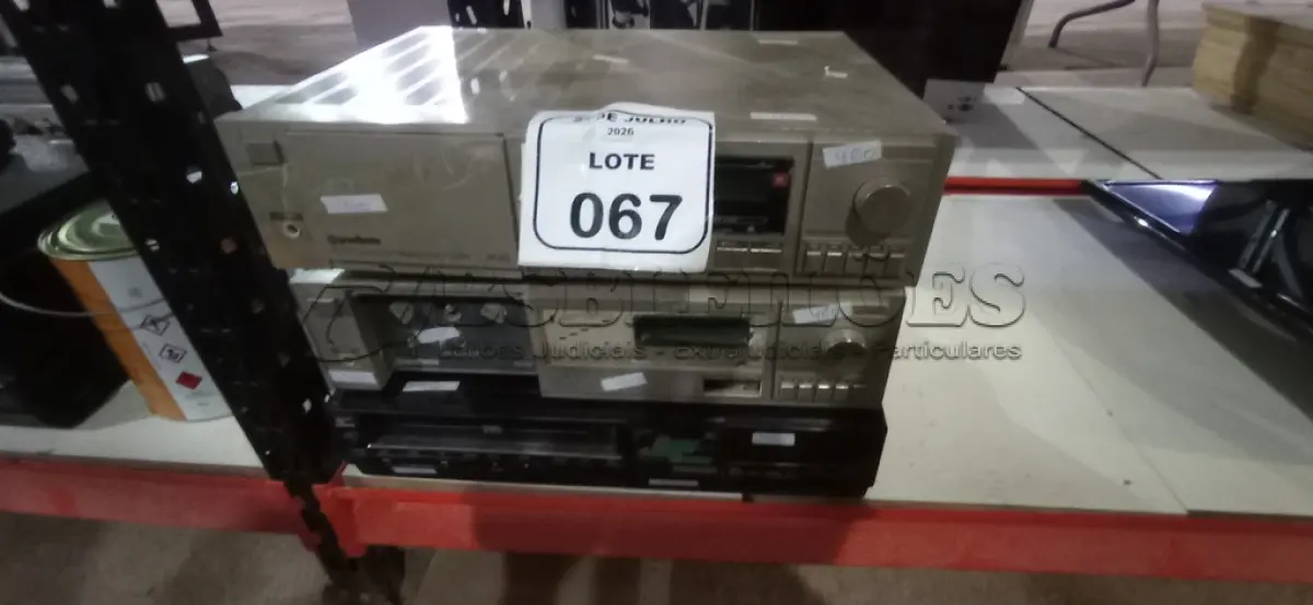 LOTE 067 - 02 RÁDIOS MODELO DS-20 MARCA GRADIENTE E 01 APARELHO DE VÍDEO CASSETE. (NO ESTADO) ATENÇÃO! FAZER A VISITAÇÃO ANTES DE ARREMATAR, NÃO SABEMOS SE FUNCIONA, LEILÃO NÃO TEM GARANTIA E NEM DEVOLUÇÃO, SUJEITO A POSSÍVEIS AVARIAS VISÍVEIS/OCULTAS E/OU AUSÊNCIA DE COMPONENTES.