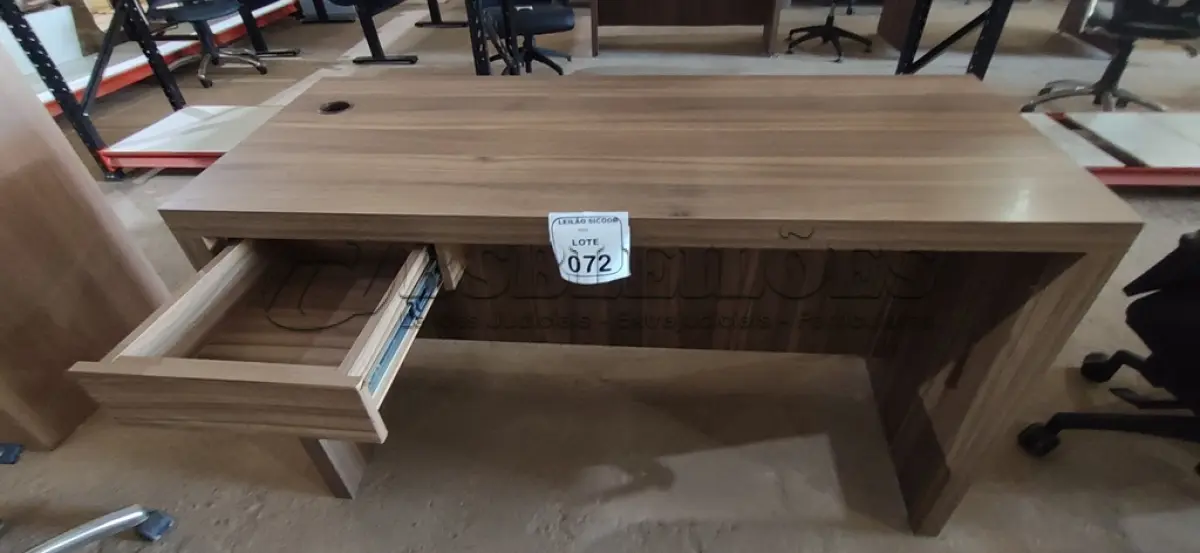 LOTE 072 - 01 MESA EM MADEIRA PARA ESCRITÓRIO COM GAVETA. (NO ESTADO) ATENÇÃO! FAZER A VISITAÇÃO ANTES DE ARREMATAR, NÃO SABEMOS SE FUNCIONA, LEILÃO NÃO TEM GARANTIA E NEM DEVOLUÇÃO, SUJEITO A POSSÍVEIS AVARIAS VISÍVEIS/OCULTAS E/OU AUSÊNCIA DE COMPONENTES.