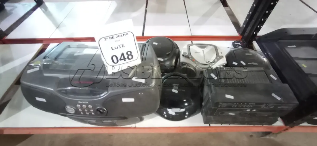 LOTE 048 - 08 APARELHOS DE SOM DE MARCAS E MODELOS DIVERSOS. (NO ESTADO) ATENÇÃO! FAZER A VISITAÇÃO ANTES DE ARREMATAR, NÃO SABEMOS SE FUNCIONA, LEILÃO NÃO TEM GARANTIA E NEM DEVOLUÇÃO, SUJEITO A POSSÍVEIS AVARIAS VISÍVEIS/OCULTAS E/OU AUSÊNCIA DE COMPONENTES.