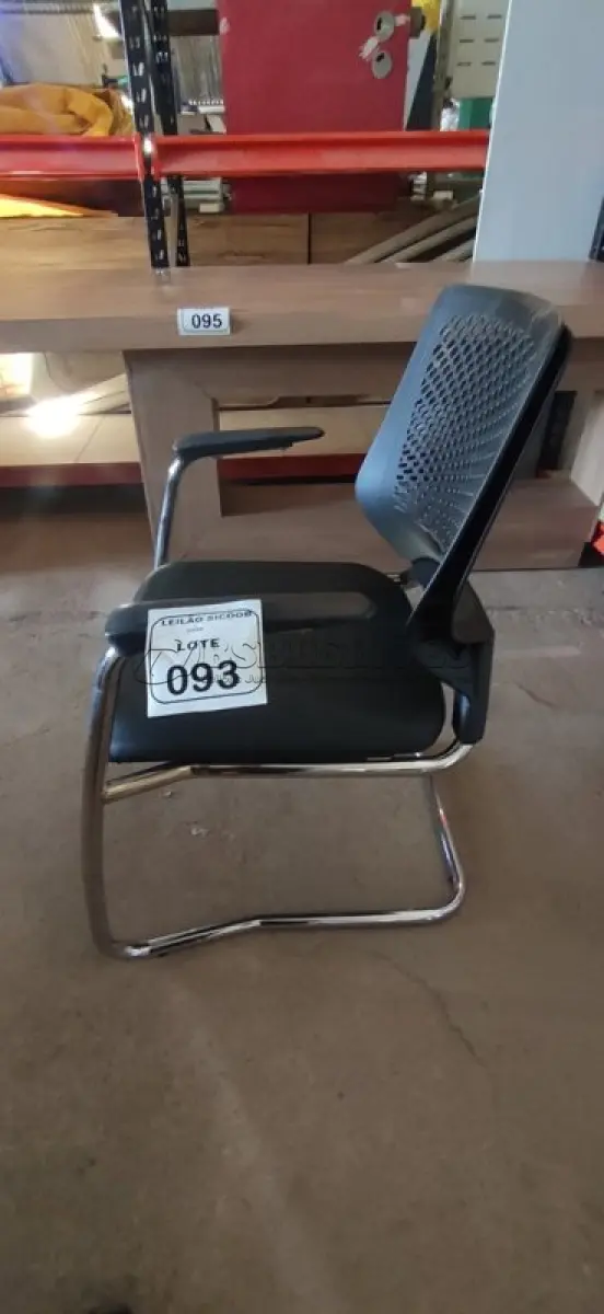 LOTE 093 - 01 CADEIRA PLAX METAL EXECUTIVA FIXA ESTRUTURA CROMADA. (NO ESTADO) ATENÇÃO! FAZER A VISITAÇÃO ANTES DE ARREMATAR, NÃO SABEMOS SE FUNCIONA, LEILÃO NÃO TEM GARANTIA E NEM DEVOLUÇÃO, SUJEITO A POSSÍVEIS AVARIAS VISÍVEIS/OCULTAS E/OU AUSÊNCIA DE COMPONENTES.