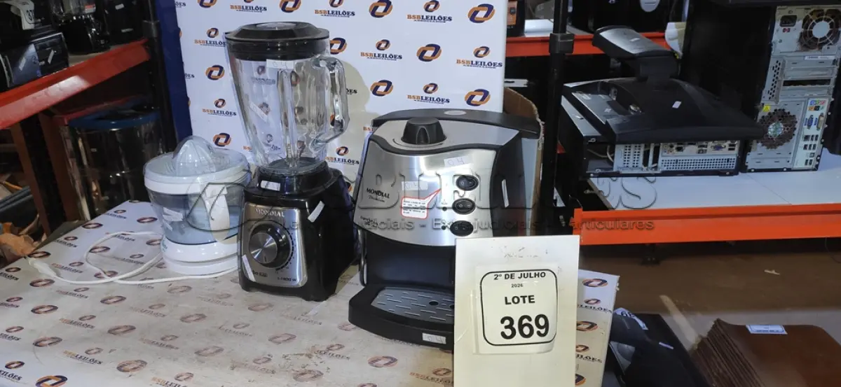 LOTE 369 - 01 MÁQUINA DE CAFÉ EXPRESSO, 01 LIQUIDIFICADOR E 01 ESPREMEDOR DE FRUTAS. (NO ESTADO) ATENÇÃO! FAZER A VISITAÇÃO ANTES DE ARREMATAR, NÃO SABEMOS SE FUNCIONA, LEILÃO NÃO TEM GARANTIA E NEM DEVOLUÇÃO, SUJEITO A POSSÍVEIS AVARIAS VISÍVEIS/OCULTAS E/OU AUSÊNCIA DE COMPONENTES.