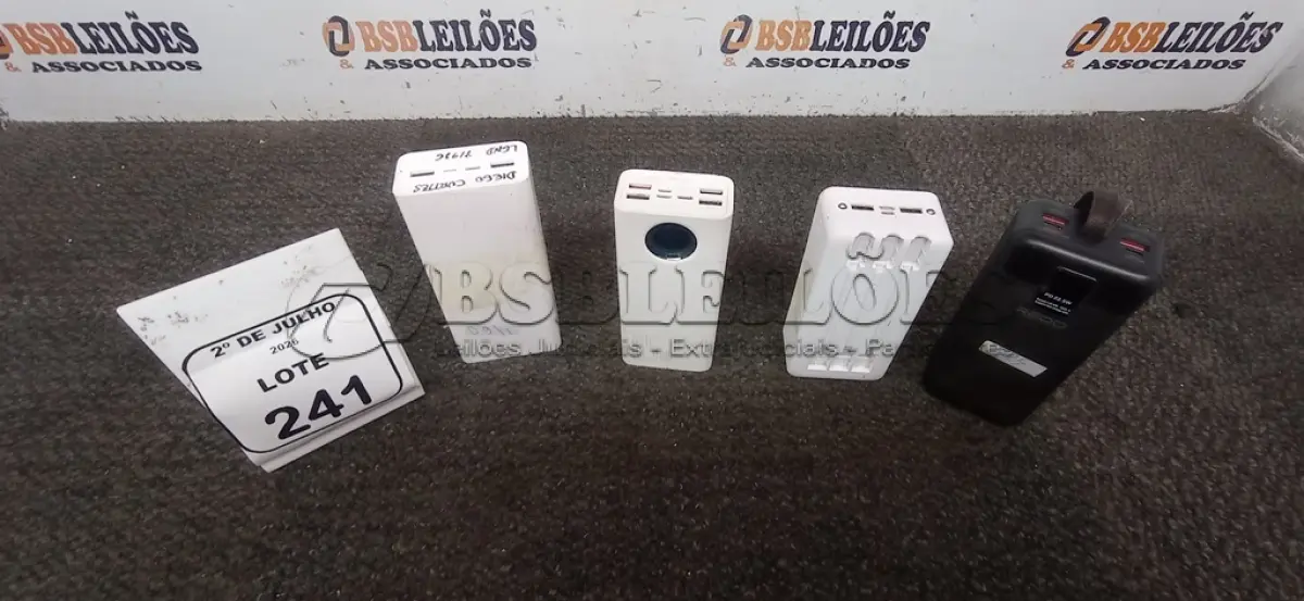 LOTE 241 - 03 POWER BANK DE MARCAS DIVERSAS. (NO ESTADO) ATENÇÃO! FAZER A VISITAÇÃO ANTES DE ARREMATAR, NÃO SABEMOS SE FUNCIONA, LEILÃO NÃO TEM GARANTIA E NEM DEVOLUÇÃO, SUJEITO A POSSÍVEIS AVARIAS VISÍVEIS/OCULTAS E/OU AUSÊNCIA DE COMPONENTES.