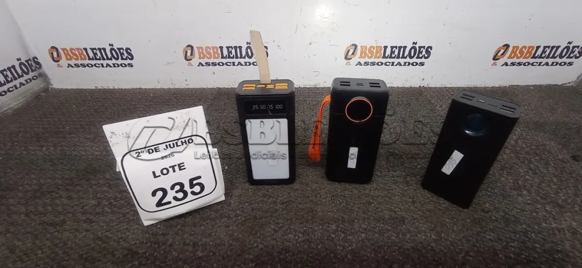 LOTE 235 - 03 POWER BANK DE MARCAS DIVERSAS. (NO ESTADO) ATENÇÃO! FAZER A VISITAÇÃO ANTES DE ARREMATAR, NÃO SABEMOS SE FUNCIONA, LEILÃO NÃO TEM GARANTIA E NEM DEVOLUÇÃO, SUJEITO A POSSÍVEIS AVARIAS VISÍVEIS/OCULTAS E/OU AUSÊNCIA DE COMPONENTES.