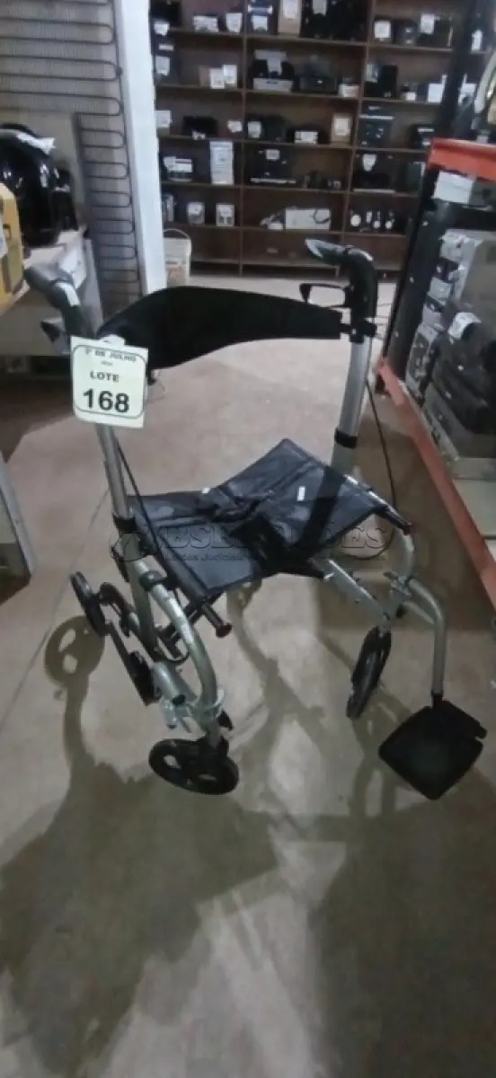 LOTE 168 - 01 ANDADOR DE 04 RODAS COM ASSENTO. (NO ESTADO) ATENÇÃO! FAZER A VISITAÇÃO ANTES DE ARREMATAR, NÃO SABEMOS SE FUNCIONA, LEILÃO NÃO TEM GARANTIA E NEM DEVOLUÇÃO, SUJEITO A POSSÍVEIS AVARIAS VISÍVEIS/OCULTAS E/OU AUSÊNCIA DE COMPONENTES.