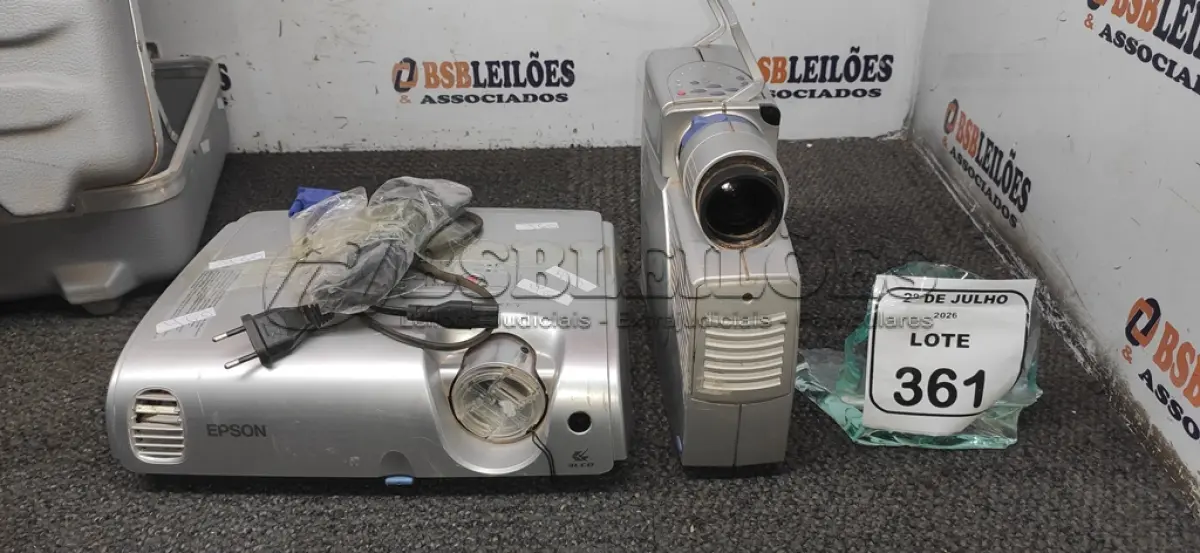 LOTE 361 - 01 PROJETOR COM CABO MARCA EPSON, 01 PROJETOR MARCA OPTOMA E 01 CASE. (NO ESTADO) ATENÇÃO! FAZER A VISITAÇÃO ANTES DE ARREMATAR, NÃO SABEMOS SE FUNCIONA, LEILÃO NÃO TEM GARANTIA E NEM DEVOLUÇÃO, SUJEITO A POSSÍVEIS AVARIAS VISÍVEIS/OCULTAS E/OU AUSÊNCIA DE COMPONENTES.