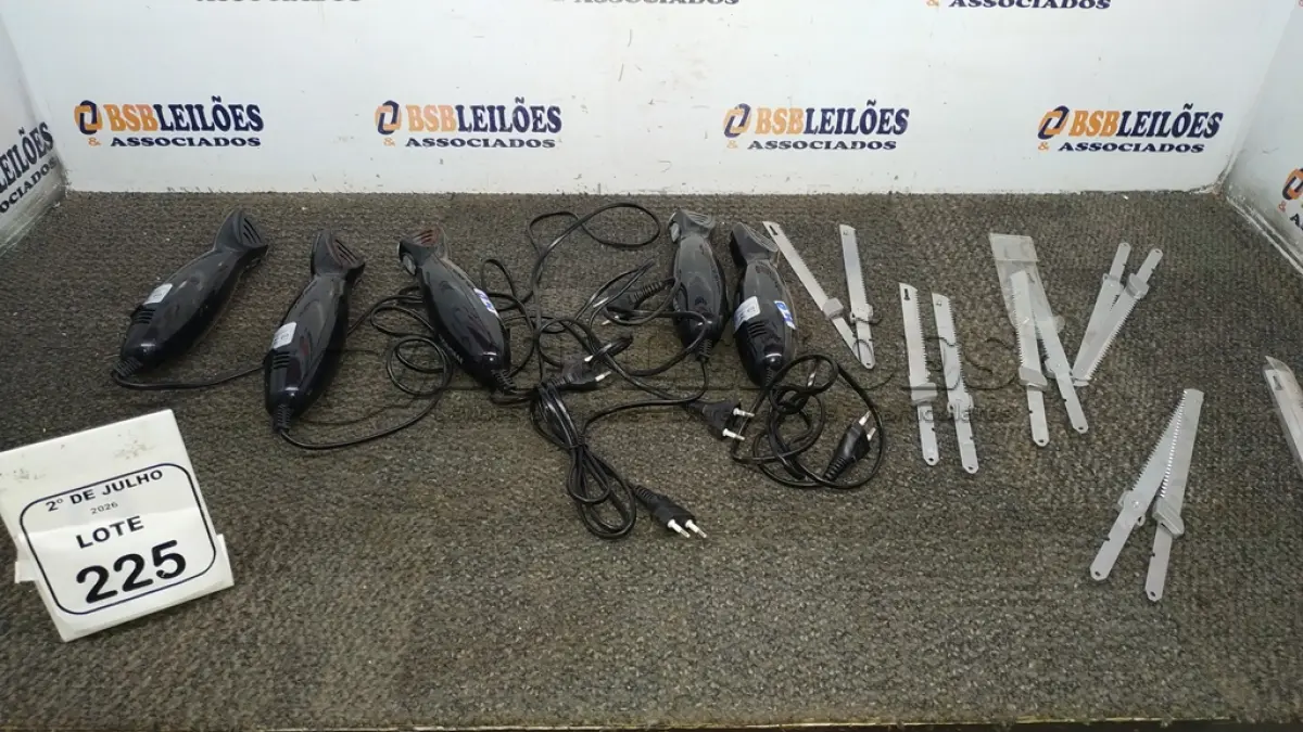 LOTE 225 - 04 FACAS ELÉTRICAS MARCA MONDIAL. (NO ESTADO) ATENÇÃO! FAZER A VISITAÇÃO ANTES DE ARREMATAR, NÃO SABEMOS SE FUNCIONA, LEILÃO NÃO TEM GARANTIA E NEM DEVOLUÇÃO, SUJEITO A POSSÍVEIS AVARIAS VISÍVEIS/OCULTAS E/OU AUSÊNCIA DE COMPONENTES.