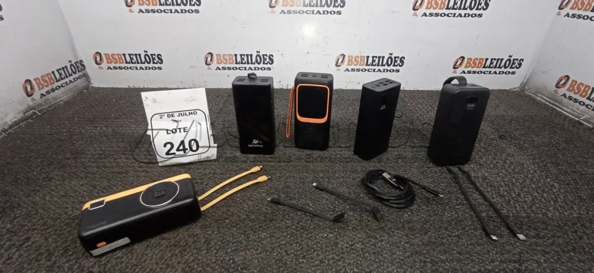 LOTE 240 - 03 POWER BANK DE MARCAS DIVERSAS. (NO ESTADO) ATENÇÃO! FAZER A VISITAÇÃO ANTES DE ARREMATAR, NÃO SABEMOS SE FUNCIONA, LEILÃO NÃO TEM GARANTIA E NEM DEVOLUÇÃO, SUJEITO A POSSÍVEIS AVARIAS VISÍVEIS/OCULTAS E/OU AUSÊNCIA DE COMPONENTES.