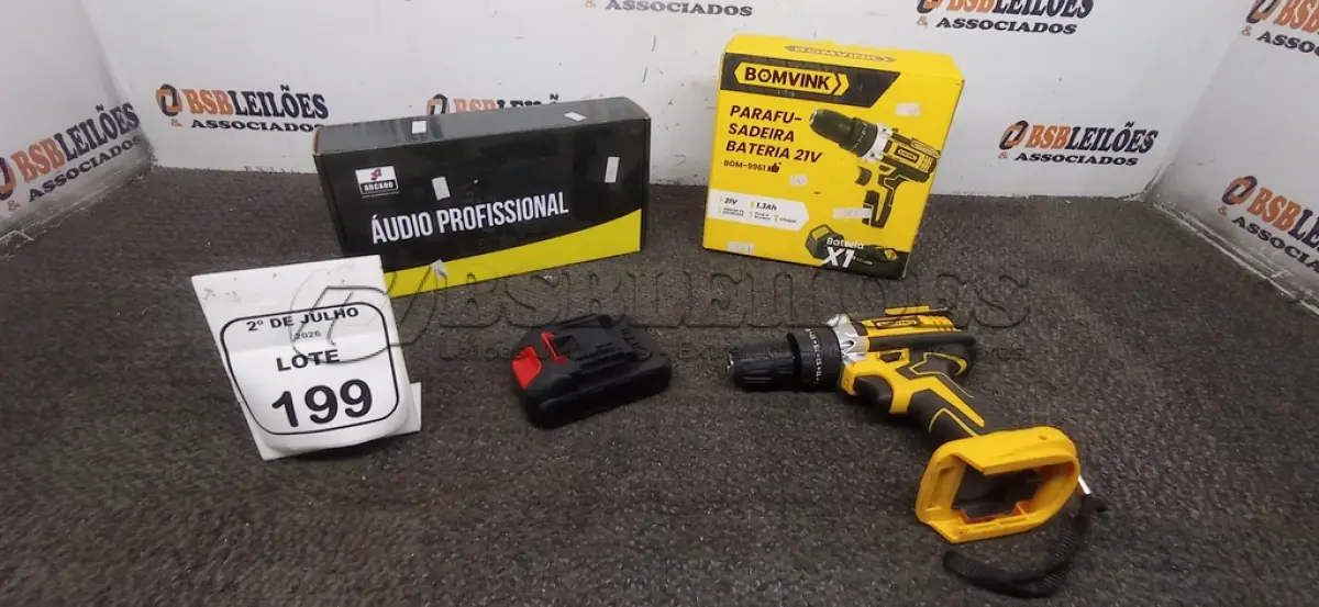 LOTE 199 - 01 PARAFUSADEIRA BATERIA 21V MARCA BOMVINK E 01 MICROFONE AURICULAR COM MICROFONE DE LAPELA MARCA ARCANO. (NO ESTADO) ATENÇÃO! FAZER A VISITAÇÃO ANTES DE ARREMATAR, NÃO SABEMOS SE FUNCIONA, LEILÃO NÃO TEM GARANTIA E NEM DEVOLUÇÃO, SUJEITO A POSSÍVEIS AVARIAS VISÍVEIS/OCULTAS E/OU AUSÊNCIA DE COMPONENTES.