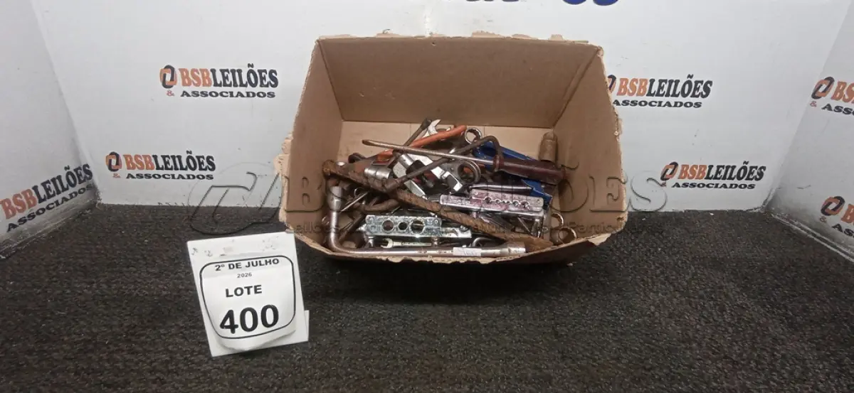 LOTE 400 - 01 CAIXA COM VÁRIAS CHAVES E FERRAMENTAS DIVERSAS. (NO ESTADO) ATENÇÃO! FAZER A VISITAÇÃO ANTES DE ARREMATAR, NÃO SABEMOS SE FUNCIONA, LEILÃO NÃO TEM GARANTIA E NEM DEVOLUÇÃO, SUJEITO A POSSÍVEIS AVARIAS VISÍVEIS/OCULTAS E/OU AUSÊNCIA DE COMPONENTES.