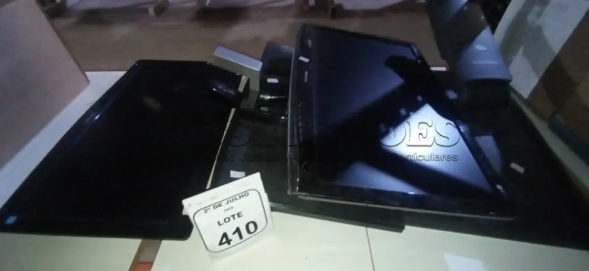 LOTE 410 - 05 MONITORES DE MARCAS E MODELOS DIVERSOS. (NO ESTADO) ATENÇÃO! FAZER A VISITAÇÃO ANTES DE ARREMATAR, NÃO SABEMOS SE FUNCIONA, LEILÃO NÃO TEM GARANTIA E NEM DEVOLUÇÃO, SUJEITO A POSSÍVEIS AVARIAS VISÍVEIS/OCULTAS E/OU AUSÊNCIA DE COMPONENTES.