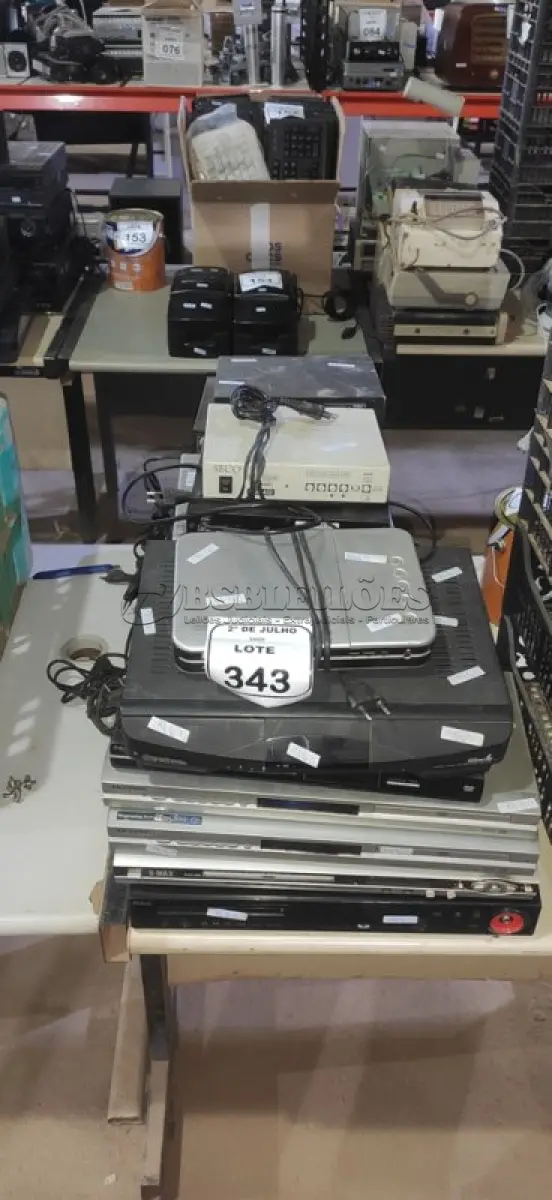 LOTE 343 - 01 LOTE COM VÁRIOS APARELHOS DE DVD E ELETRÔNICOS DIVERSOS. (NO ESTADO) ATENÇÃO! FAZER A VISITAÇÃO ANTES DE ARREMATAR, NÃO SABEMOS SE FUNCIONA, LEILÃO NÃO TEM GARANTIA E NEM DEVOLUÇÃO, SUJEITO A POSSÍVEIS AVARIAS VISÍVEIS/OCULTAS E/OU AUSÊNCIA DE COMPONENTES.
