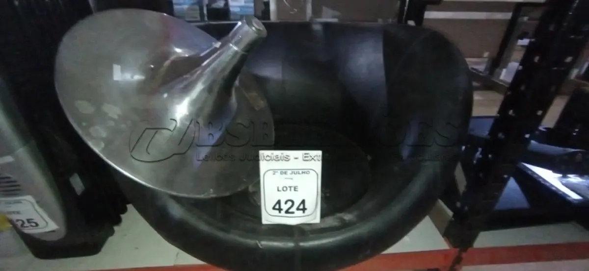 LOTE 424 - 01 POLTRONA ROTATIVA NA COR PRETA. (NO ESTADO) ATENÇÃO! FAZER A VISITAÇÃO ANTES DE ARREMATAR, NÃO SABEMOS SE FUNCIONA, LEILÃO NÃO TEM GARANTIA E NEM DEVOLUÇÃO, SUJEITO A POSSÍVEIS AVARIAS VISÍVEIS/OCULTAS E/OU AUSÊNCIA DE COMPONENTES.