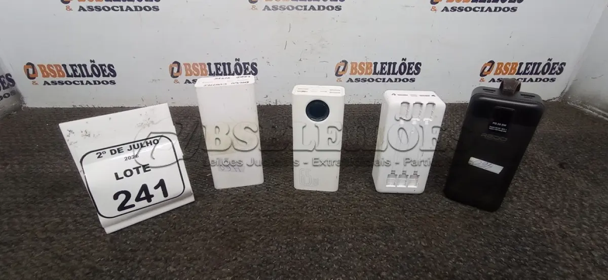 LOTE 241 - 03 POWER BANK DE MARCAS DIVERSAS. (NO ESTADO) ATENÇÃO! FAZER A VISITAÇÃO ANTES DE ARREMATAR, NÃO SABEMOS SE FUNCIONA, LEILÃO NÃO TEM GARANTIA E NEM DEVOLUÇÃO, SUJEITO A POSSÍVEIS AVARIAS VISÍVEIS/OCULTAS E/OU AUSÊNCIA DE COMPONENTES.