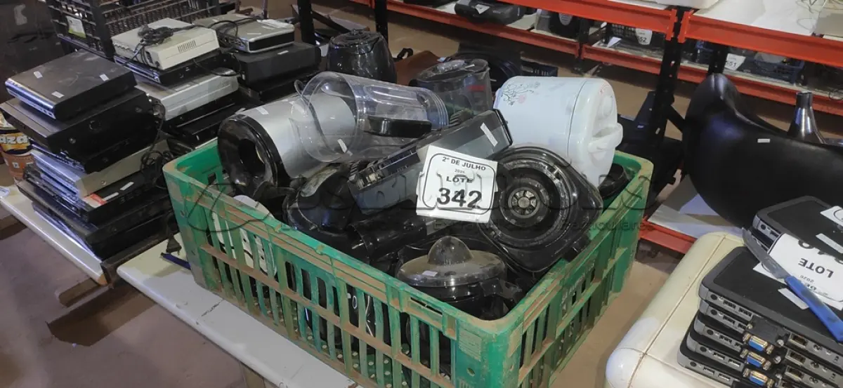 LOTE 342 - 01 AIR FRYER, 01 PIPOQUEIRA, 01 ASPIRADOR ROBÔ, 02 PANELAS ELÉTRICAS E VÁRIOS LIQUIDIFICADORES DE MODELOS DIVERSOS PARA RETIRADA DE PEÇAS. (NO ESTADO) ATENÇÃO! FAZER A VISITAÇÃO ANTES DE ARREMATAR, NÃO SABEMOS SE FUNCIONA, LEILÃO NÃO TEM GARANTIA E NEM DEVOLUÇÃO, SUJEITO A POSSÍVEIS AVARIAS VISÍVEIS/OCULTAS E/OU AUSÊNCIA DE COMPONENTES.