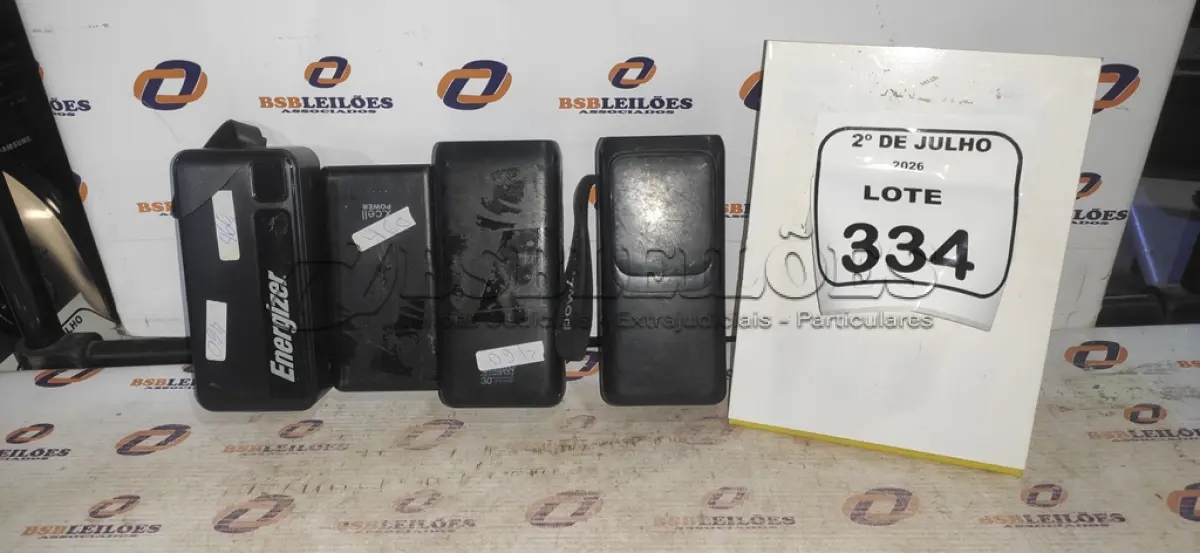 LOTE 334 - 04 POWER BANK DE MARCAS DIVERSAS. (NO ESTADO) ATENÇÃO! FAZER A VISITAÇÃO ANTES DE ARREMATAR, NÃO SABEMOS SE FUNCIONA, LEILÃO NÃO TEM GARANTIA E NEM DEVOLUÇÃO, SUJEITO A POSSÍVEIS AVARIAS VISÍVEIS/OCULTAS E/OU AUSÊNCIA DE COMPONENTES.