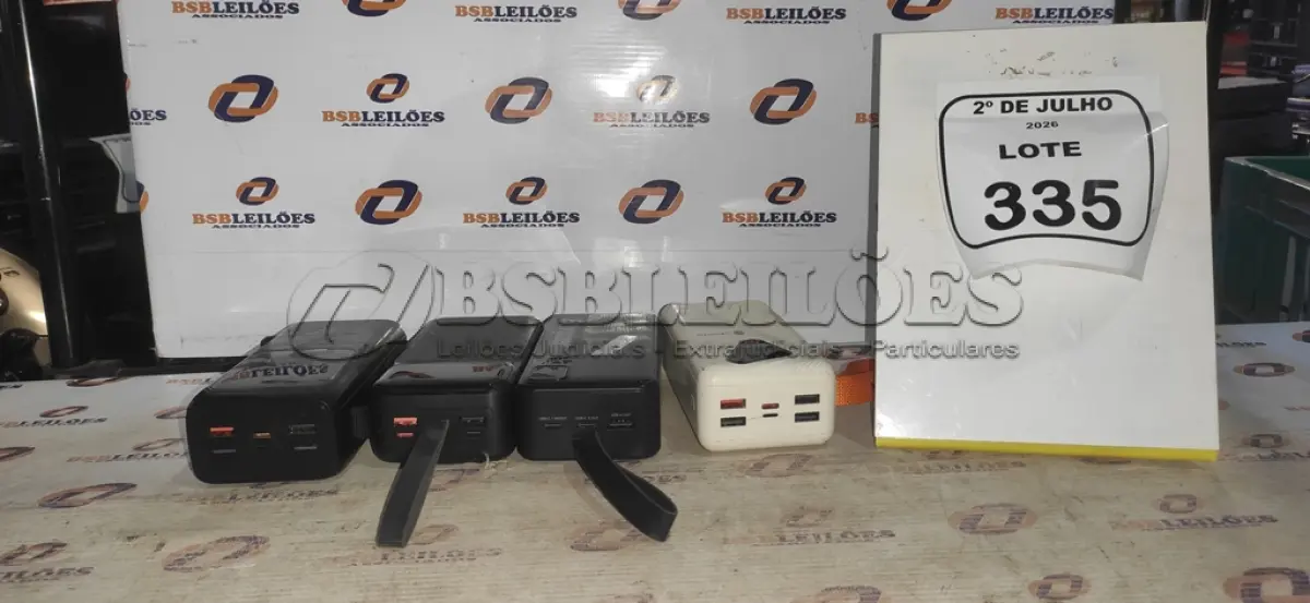 LOTE 335 - 04 POWER BANK DE MARCAS DIVERSAS. (NO ESTADO) ATENÇÃO! FAZER A VISITAÇÃO ANTES DE ARREMATAR, NÃO SABEMOS SE FUNCIONA, LEILÃO NÃO TEM GARANTIA E NEM DEVOLUÇÃO, SUJEITO A POSSÍVEIS AVARIAS VISÍVEIS/OCULTAS E/OU AUSÊNCIA DE COMPONENTES.