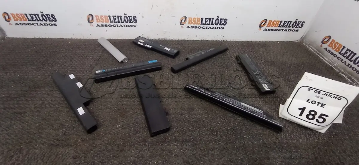 LOTE 185 - 08 BATERIAS DE NOTEBOOK DE MARCAS E MODELOS DIVERSOS. (NO ESTADO) ATENÇÃO! FAZER A VISITAÇÃO ANTES DE ARREMATAR, NÃO SABEMOS SE FUNCIONA, LEILÃO NÃO TEM GARANTIA E NEM DEVOLUÇÃO, SUJEITO A POSSÍVEIS AVARIAS VISÍVEIS/OCULTAS E/OU AUSÊNCIA DE COMPONENTES.