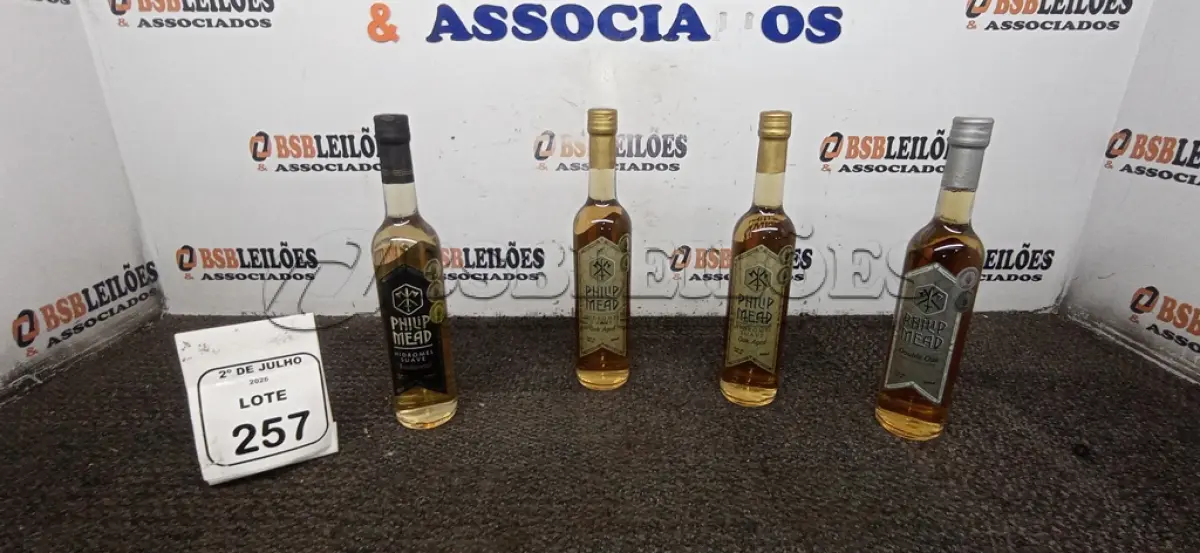 LOTE 257 - 04 GARRAFAS DE HIDROMEL DE 500ML DE SABORES DIVERSOS MARCA PHILIP MEAD. (NO ESTADO) ATENÇÃO! FAZER A VISITAÇÃO ANTES DE ARREMATAR, NÃO SABEMOS SE FUNCIONA, LEILÃO NÃO TEM GARANTIA E NEM DEVOLUÇÃO, SUJEITO A POSSÍVEIS AVARIAS VISÍVEIS/OCULTAS E/OU AUSÊNCIA DE COMPONENTES.