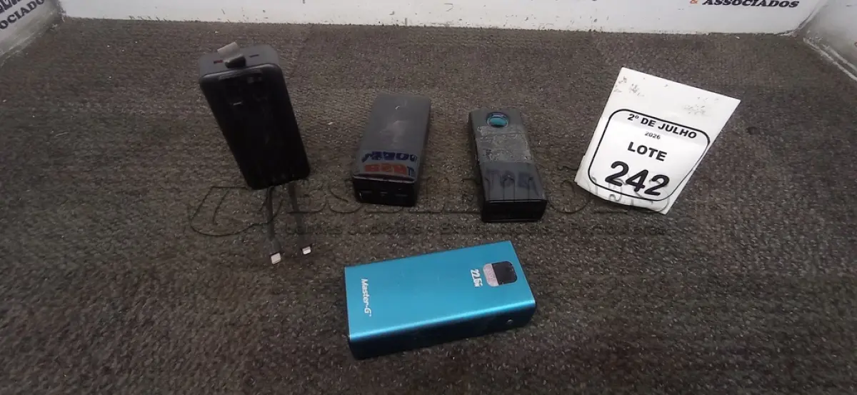 LOTE 242 - 03 POWER BANK DE MARCAS DIVERSAS. (NO ESTADO) ATENÇÃO! FAZER A VISITAÇÃO ANTES DE ARREMATAR, NÃO SABEMOS SE FUNCIONA, LEILÃO NÃO TEM GARANTIA E NEM DEVOLUÇÃO, SUJEITO A POSSÍVEIS AVARIAS VISÍVEIS/OCULTAS E/OU AUSÊNCIA DE COMPONENTES.
