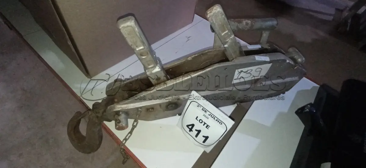 LOTE 411 - 01 GUINCHO. (NO ESTADO) ATENÇÃO! FAZER A VISITAÇÃO ANTES DE ARREMATAR, NÃO SABEMOS SE FUNCIONA, LEILÃO NÃO TEM GARANTIA E NEM DEVOLUÇÃO, SUJEITO A POSSÍVEIS AVARIAS VISÍVEIS/OCULTAS E/OU AUSÊNCIA DE COMPONENTES.