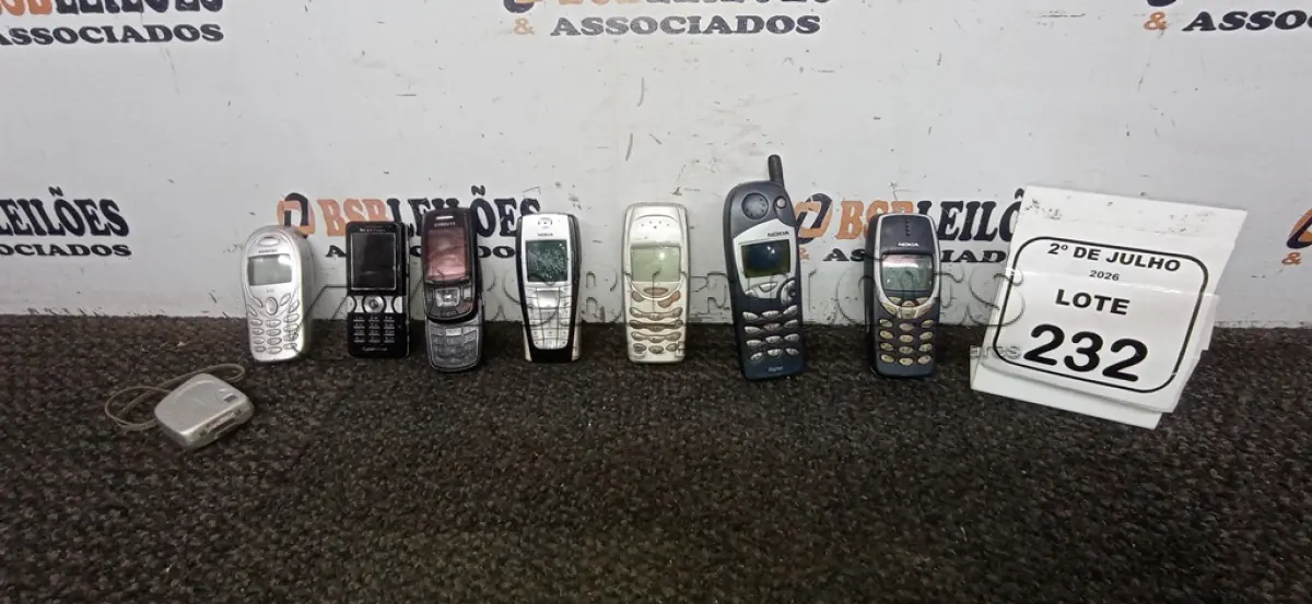 LOTE 232 - 06 CELULARES DE MODELOS ANTIGOS DE MARCAS E MODELOS DIVERSOS. (NO ESTADO) ATENÇÃO! FAZER A VISITAÇÃO ANTES DE ARREMATAR, NÃO SABEMOS SE FUNCIONA, LEILÃO NÃO TEM GARANTIA E NEM DEVOLUÇÃO, SUJEITO A POSSÍVEIS AVARIAS VISÍVEIS/OCULTAS E/OU AUSÊNCIA DE COMPONENTES.