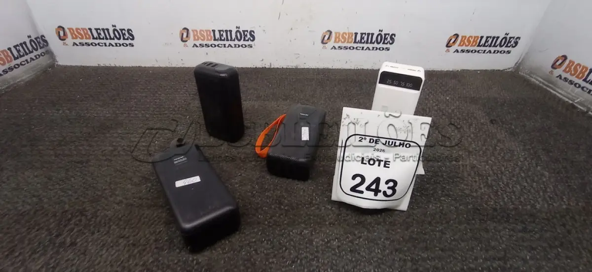 LOTE 243 - 03 POWER BANK DE MARCAS DIVERSAS. (NO ESTADO) ATENÇÃO! FAZER A VISITAÇÃO ANTES DE ARREMATAR, NÃO SABEMOS SE FUNCIONA, LEILÃO NÃO TEM GARANTIA E NEM DEVOLUÇÃO, SUJEITO A POSSÍVEIS AVARIAS VISÍVEIS/OCULTAS E/OU AUSÊNCIA DE COMPONENTES.