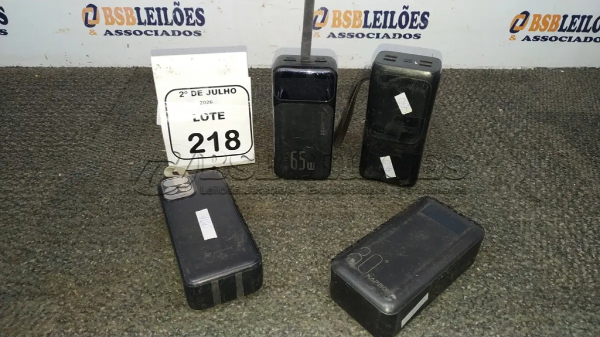 LOTE 218 - 04 POWER BANK DE MARCAS DIVERSAS. (NO ESTADO) ATENÇÃO! FAZER A VISITAÇÃO ANTES DE ARREMATAR, NÃO SABEMOS SE FUNCIONA, LEILÃO NÃO TEM GARANTIA E NEM DEVOLUÇÃO, SUJEITO A POSSÍVEIS AVARIAS VISÍVEIS/OCULTAS E/OU AUSÊNCIA DE COMPONENTES.
