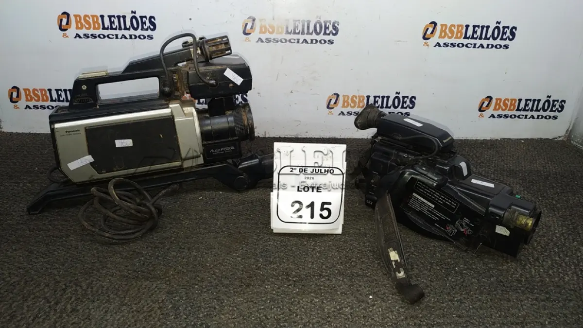 LOTE 215 - 02 FILMADORAS MODELO ANTIGO. (NO ESTADO) ATENÇÃO! FAZER A VISITAÇÃO ANTES DE ARREMATAR, NÃO SABEMOS SE FUNCIONA, LEILÃO NÃO TEM GARANTIA E NEM DEVOLUÇÃO, SUJEITO A POSSÍVEIS AVARIAS VISÍVEIS/OCULTAS E/OU AUSÊNCIA DE COMPONENTES.