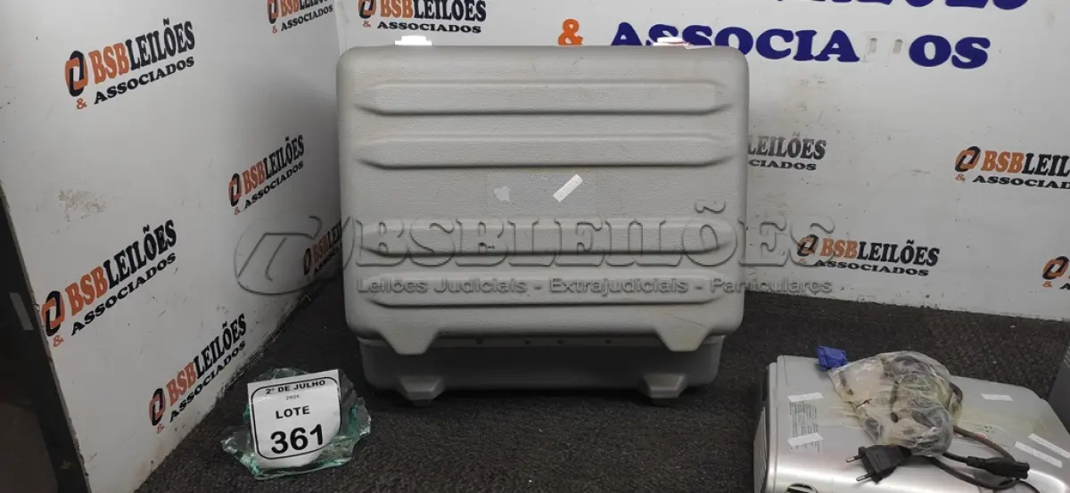 LOTE 361 - 01 PROJETOR COM CABO MARCA EPSON, 01 PROJETOR MARCA OPTOMA E 01 CASE. (NO ESTADO) ATENÇÃO! FAZER A VISITAÇÃO ANTES DE ARREMATAR, NÃO SABEMOS SE FUNCIONA, LEILÃO NÃO TEM GARANTIA E NEM DEVOLUÇÃO, SUJEITO A POSSÍVEIS AVARIAS VISÍVEIS/OCULTAS E/OU AUSÊNCIA DE COMPONENTES.
