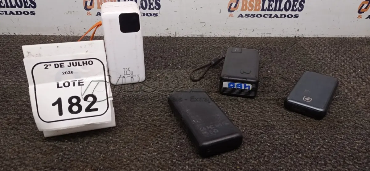 LOTE 182 - 04 POWER BANK DE MARCAS DIVERSAS. (NO ESTADO) ATENÇÃO! FAZER A VISITAÇÃO ANTES DE ARREMATAR, NÃO SABEMOS SE FUNCIONA, LEILÃO NÃO TEM GARANTIA E NEM DEVOLUÇÃO, SUJEITO A POSSÍVEIS AVARIAS VISÍVEIS/OCULTAS E/OU AUSÊNCIA DE COMPONENTES.
