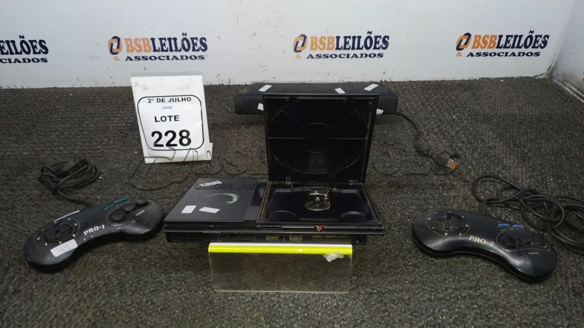 LOTE 228 - 01 PLAY STATION 2, 01 KINECT DE XBOX E 02 CONTROLES DE VIDEOGAME. (NO ESTADO) ATENÇÃO! FAZER A VISITAÇÃO ANTES DE ARREMATAR, NÃO SABEMOS SE FUNCIONA, LEILÃO NÃO TEM GARANTIA E NEM DEVOLUÇÃO, SUJEITO A POSSÍVEIS AVARIAS VISÍVEIS/OCULTAS E/OU AUSÊNCIA DE COMPONENTES.
