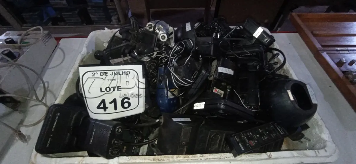 LOTE 416 - 01 LOTE COM GRANDE QUANTIDADE DE RÁDIOS COMUNICADORES DE MARCAS E MODELOS DIVERSOS. (NO ESTADO) ATENÇÃO! FAZER A VISITAÇÃO ANTES DE ARREMATAR, NÃO SABEMOS SE FUNCIONA, LEILÃO NÃO TEM GARANTIA E NEM DEVOLUÇÃO, SUJEITO A POSSÍVEIS AVARIAS VISÍVEIS/OCULTAS E/OU AUSÊNCIA DE COMPONENTES.