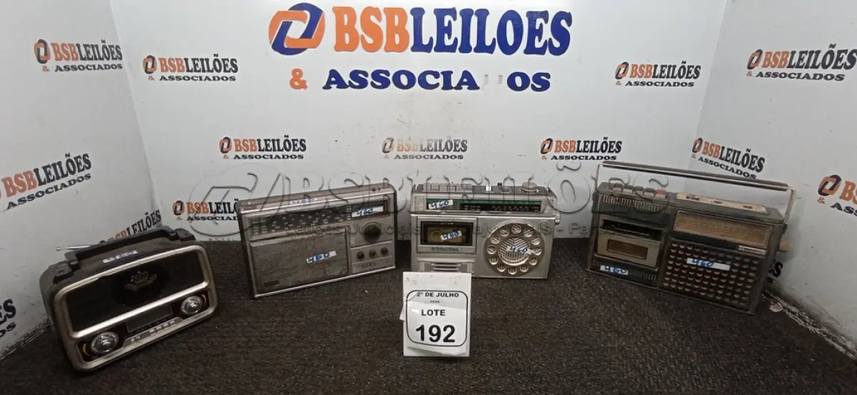 LOTE 192 - 04 RÁDIOS DE MODELOS ANTIGOS DE MARCAS E MODELOS DIVERSOS. (NO ESTADO) ATENÇÃO! FAZER A VISITAÇÃO ANTES DE ARREMATAR, NÃO SABEMOS SE FUNCIONA, LEILÃO NÃO TEM GARANTIA E NEM DEVOLUÇÃO, SUJEITO A POSSÍVEIS AVARIAS VISÍVEIS/OCULTAS E/OU AUSÊNCIA DE COMPONENTES.
