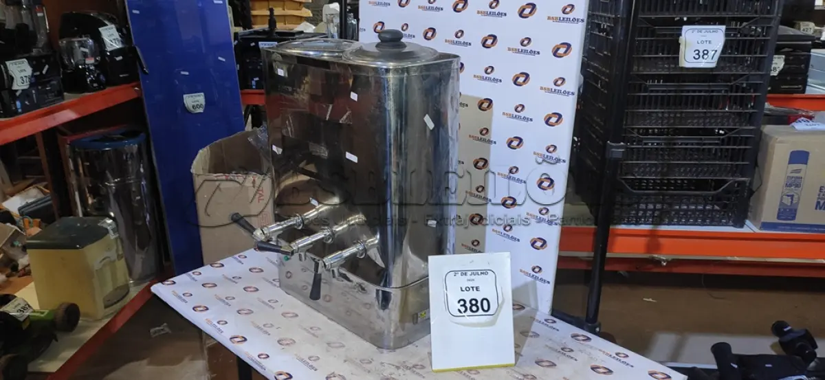 LOTE 380 - 01 CAFETEIRA INDUSTRIAL. (NO ESTADO) ATENÇÃO! FAZER A VISITAÇÃO ANTES DE ARREMATAR, NÃO SABEMOS SE FUNCIONA, LEILÃO NÃO TEM GARANTIA E NEM DEVOLUÇÃO, SUJEITO A POSSÍVEIS AVARIAS VISÍVEIS/OCULTAS E/OU AUSÊNCIA DE COMPONENTES.