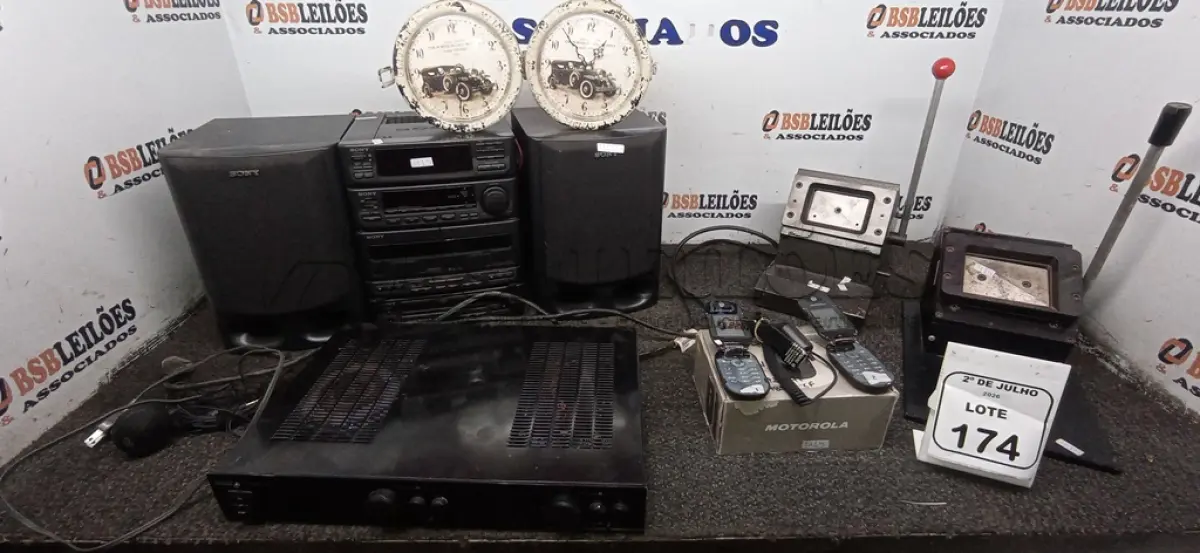 LOTE 174 - 01 MINI SYSTEM MARCA SONY, 01 AMPLIFICADOR, 01 MICROFONE DE CALIBRAÇÃO PARA RECEIVERS, 02 CELULARES DE MODELOS ANTIGOS E 02 GUILHOTINAS DE CARTÃO. (NO ESTADO) ATENÇÃO! FAZER A VISITAÇÃO ANTES DE ARREMATAR, NÃO SABEMOS SE FUNCIONA, LEILÃO NÃO TEM GARANTIA E NEM DEVOLUÇÃO, SUJEITO A POSSÍVEIS AVARIAS VISÍVEIS/OCULTAS E/OU AUSÊNCIA DE COMPONENTES.